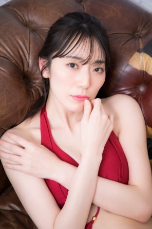 松井咲子、真っ赤な水着姿を披露　1st写真集『咲子』重版決定の画像1-2