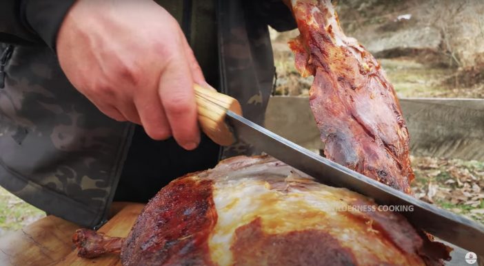 動物を丸ごと調理!?　アゼルバイジャンの衝撃的クッキングチャンネル