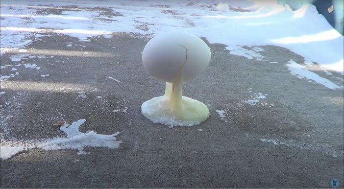 割った瞬間に卵が固まる!?　氷点下の驚くべき生活を届ける米YouTuberが面白い