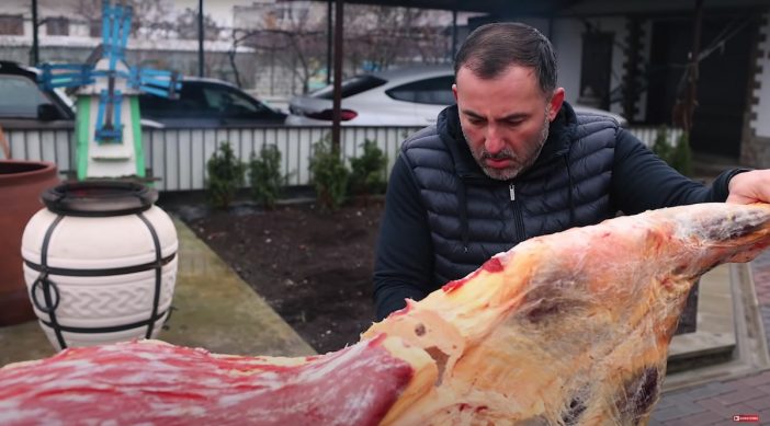 閲覧注意？　牛一頭を丸ごと調理するロシアのクッキングチャンネルが豪快すぎる