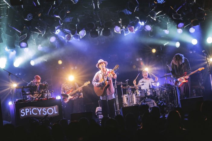 “2020年代型茅ヶ崎サウンド”鳴らすSPiCYSOL、メジャーデビュー伝えた渋谷CLUB QUATTRO公演