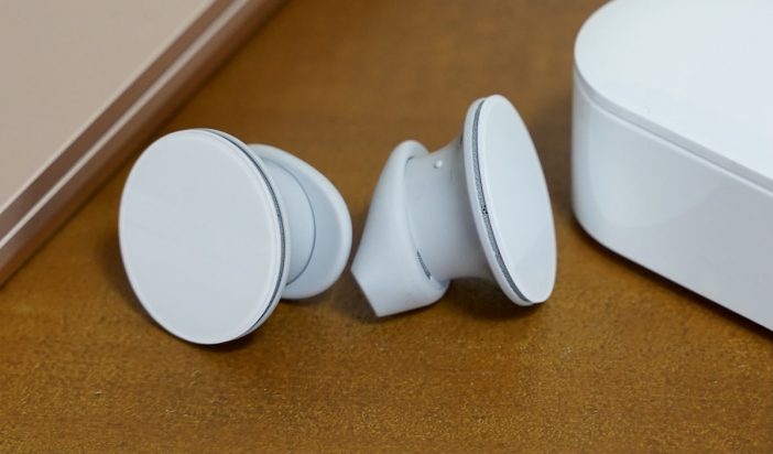近未来的なデザイン、快適な装着感の『Surface Earbuds』