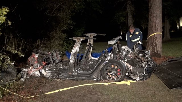 運転手不在のテスラ車事故、男性2人が死亡の画像