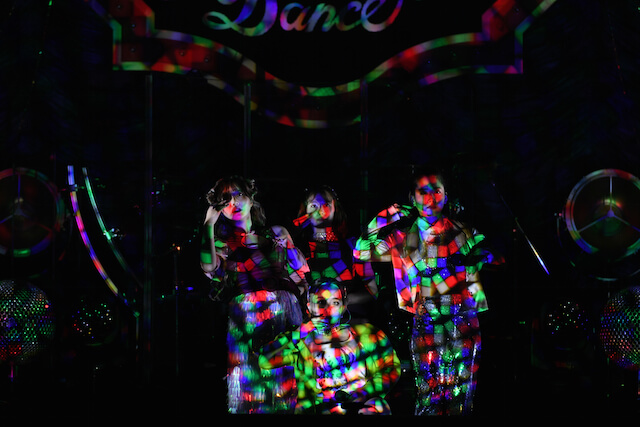 フィロソフィーのダンス、マルチアングル“推しカメラ”で4人の魅力を堪能　『Cup Ramen Night』が提供した刺激的な体験の画像1-1