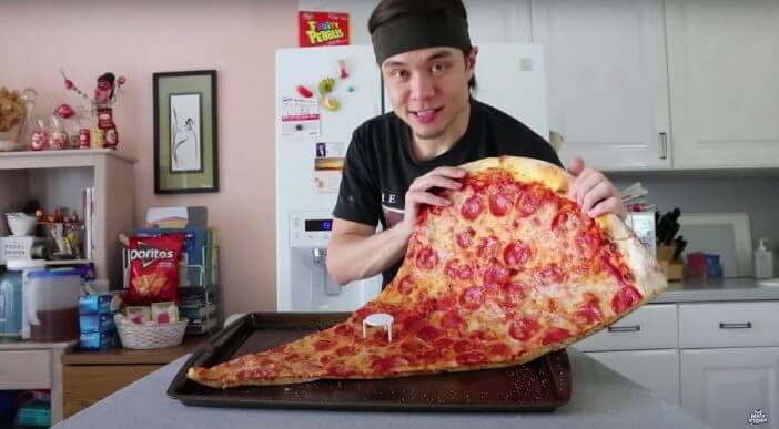 巨大ピザに1万キロカロリーのチートス……アメリカのフードファイターが見せる規格外の大食い動画