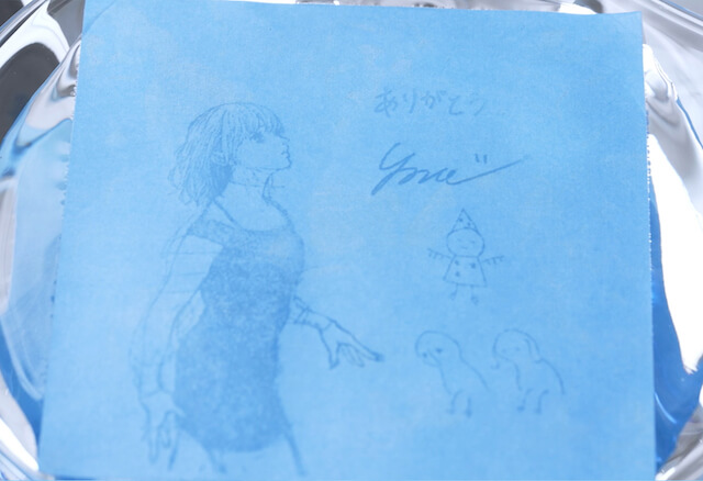 米津玄師、シングル『Pale Blue』法人特典に“ギミックカード”同封　水に浸すとイラストとメッセージが浮き出す仕様にの画像1-1