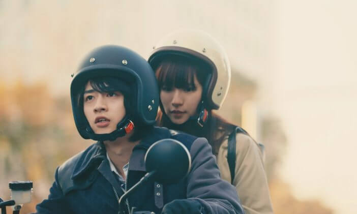 浅川梨奈と飯島寛騎がバイクに2人乗り　『悪魔とラブソング』新場面写真公開