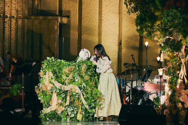 吉澤嘉代子、日比谷野音のステージで叶えた歌手としての夢　手練れの演奏とともに紡ぐ“自分自身の物語”の画像1-2
