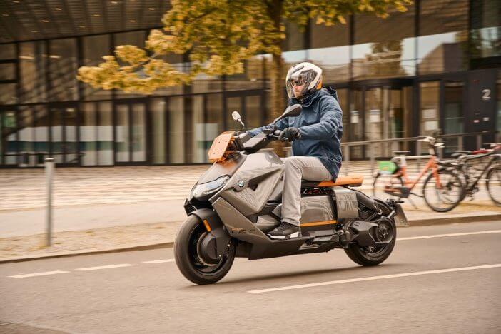 BMWが都市型EVスクーター「CE 04」を発表　“アニメに登場しそう”なデザインが面白い