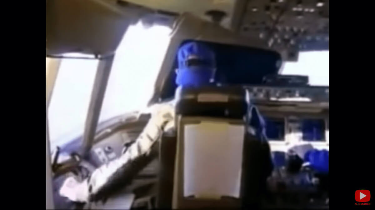 飛行中にパイロットが窓を開ける映像が話題