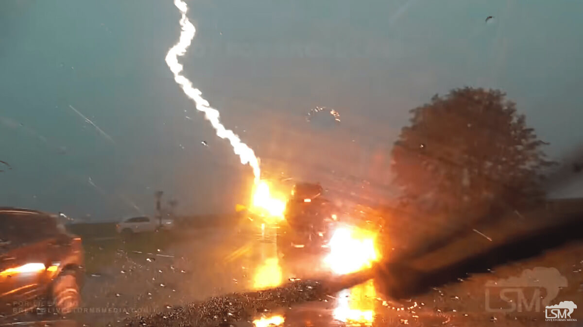 動画 ジープに4回の雷が直撃 衝撃の瞬間をとらえた映像が公開される 中高年応援チャンネル 55歳 地球旅行 日記