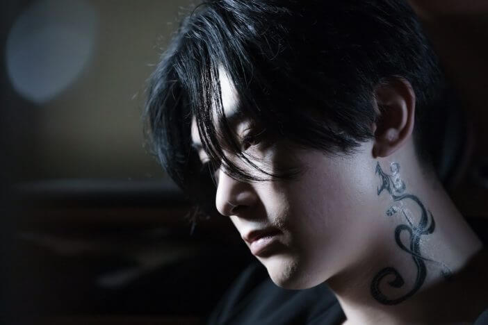 吉沢亮の首元に龍のタトゥー　『東京リベンジャーズ』黒髪マイキーのビジュアル公開