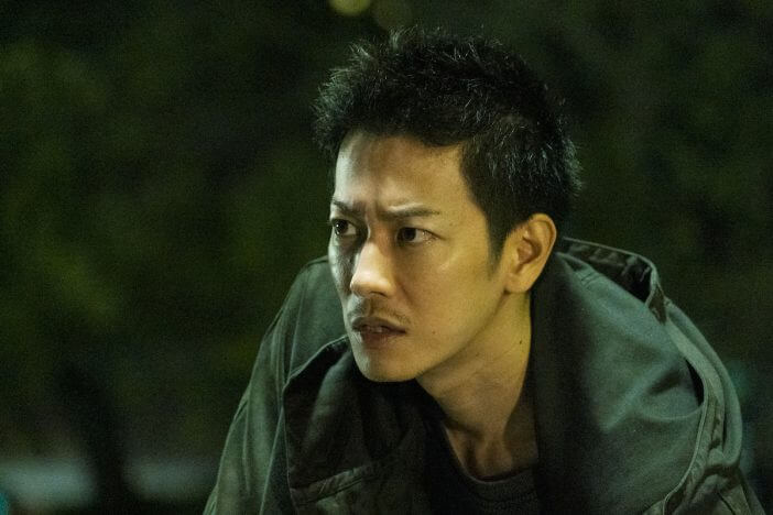 佐藤健、短髪の容疑者役で険しい表情　『護られなかった者たちへ』新場面写真公開
