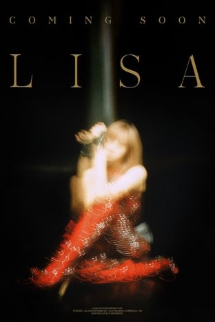 BLACKPINK LISA、ソロデビューに向けて初の「カミングスーンポスター」公開