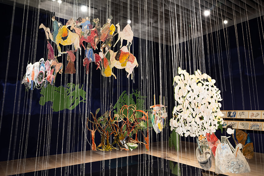 アンナ・ボギギアン 《シルクロード》 2021年 インスタレーション サイズ可変 展示風景：「アナザーエナジー展：挑戦しつづける力―世界の女性アーティスト16人」森美術館（東京）2021年 撮影：古川裕也 画像提供：森美術館