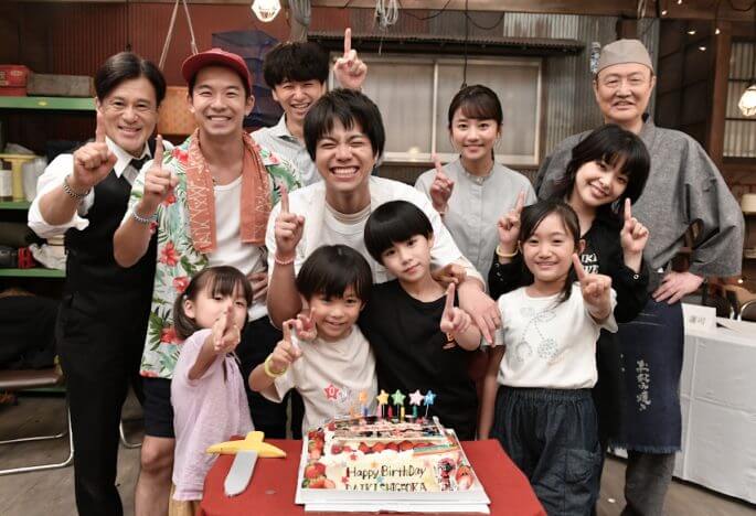 重岡大毅29歳の誕生日を『#家族募集します』撮影現場で祝福　「最後まで“ワンチーム”で」