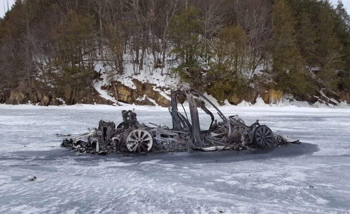 凍った湖の上で発見された謎だらけの全焼テスラ、ついに真実が明らかに