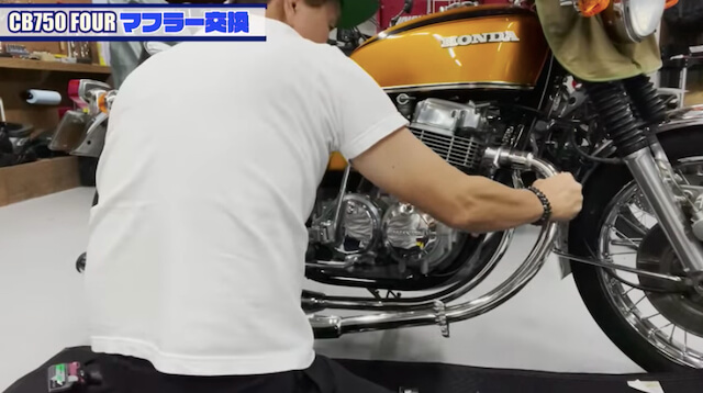 ヒロミ、「CB750four」のマフラーを交換の画像