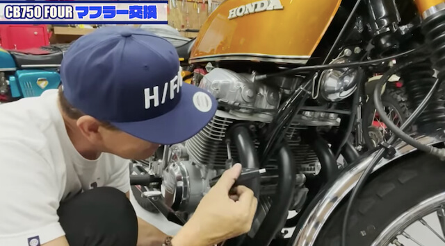 ヒロミ、「CB750four」のマフラーを交換の画像