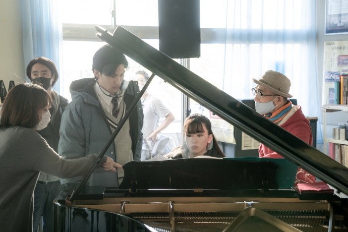 永野芽郁と岡田健史がピアノを猛特訓　『そして、バトンは渡された』メイキング映像