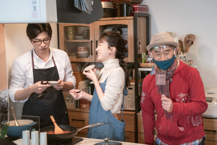 田中圭が永野芽郁に料理を振る舞う　『そして、バトンは渡された』メイキング映像公開