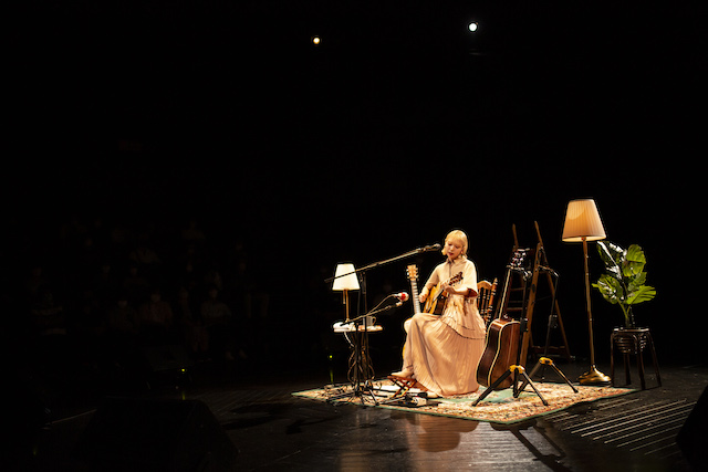 竹内アンナ、初の弾き語りツアーで体感した“日常に触れるという非日常”　名古屋公演をレポートの画像1-1