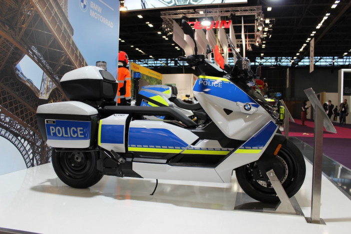 BMWが警察仕様のEVスクーターを発表