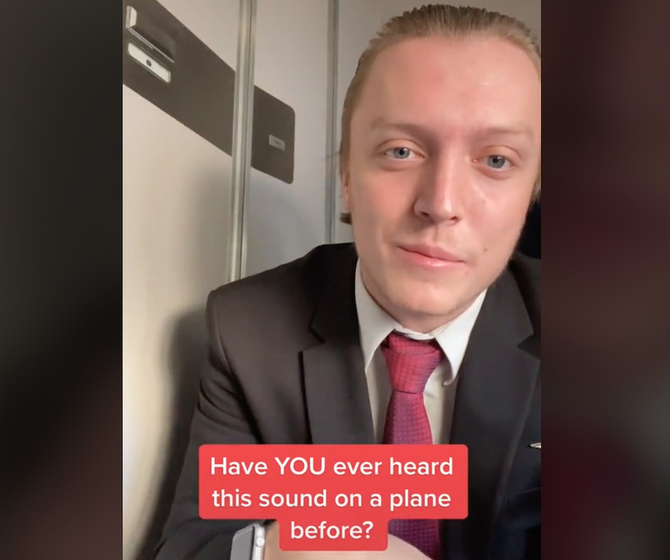 航空機内で聞こえるチャイムの意味とは？