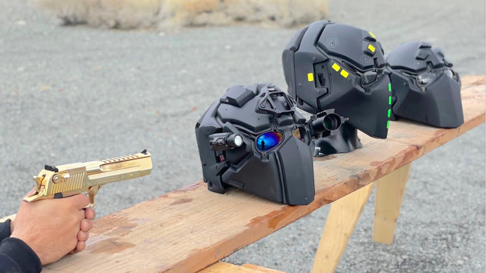 SF映画のような近未来感のある防弾ヘルメットを、実弾で耐久テスト