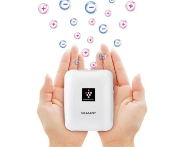 レトロな外観だがBluetooth対応！ 最新式ラジカセ「SCR-B5」で少年時代