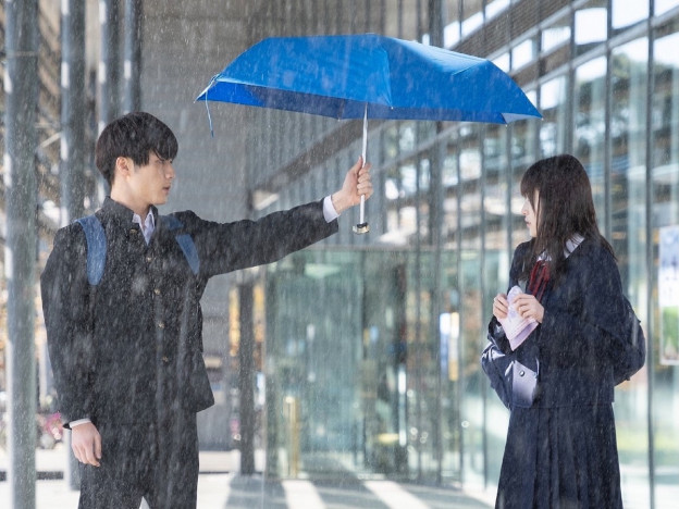 松田元太が福本莉子に傘を差しだす　『君が落とした青空』セーラー服＆学ラン姿の場面写真