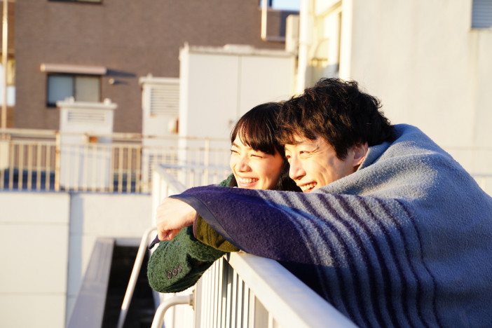 小松菜奈と坂口健太郎が1枚のブランケットに身を包む　『余命10年』場面写真一挙公開