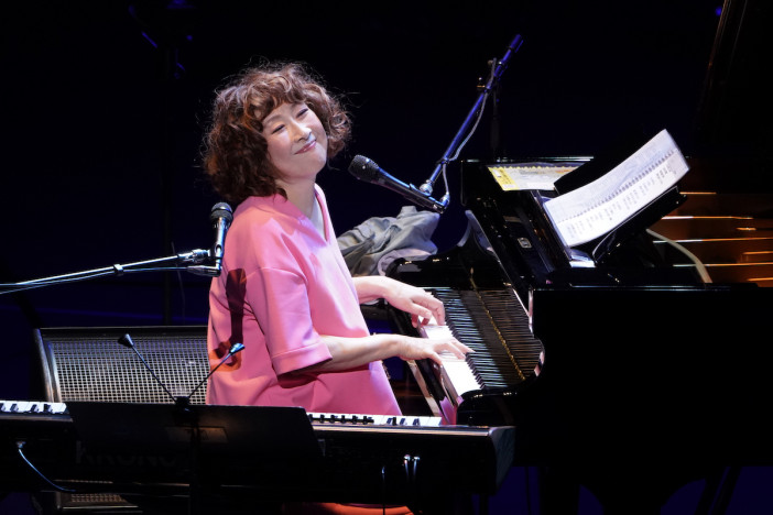 矢野顕子、極上の演奏で響かせた普遍的なメッセージ　名曲に新たな彩りが加わった『さとがえるコンサート2021』
