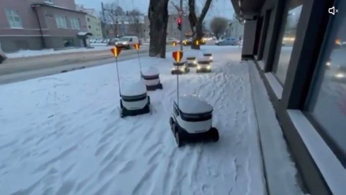 エストニアの歩道で配達ロボットが雪に阻まれ立ち往生　「なんだか愛らしい」と話題に