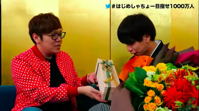 【YouTuber】はじめしゃちょー、チャンネル登録者数1000万人突破　盟友・ヒカキンが巨大クラッカーで祝砲  [爆笑ゴリラ★]YouTube動画>1本 ->画像>1枚 