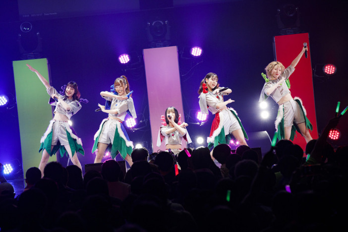 豆柴の大群、IxR from AKB48との対バンで見せた刺激的なステージ　それぞれの個性を発揮した『豆柴48』東京公演レポ