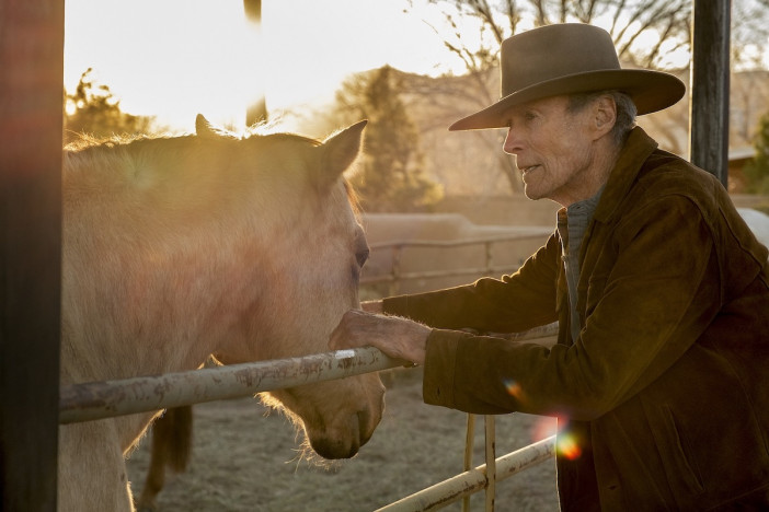 クリント・イーストウッドが軽やかな乗馬を披露　『クライ・マッチョ』本編映像公開