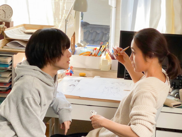 山口紗弥加と板垣李光人の見つめ合う姿が　『シジュウカラ』場面写真公開