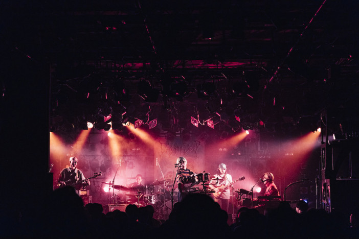 Kroi、2マンツアー『Dig the Deep』ライブハウス包んだ熱を帯びたグルーヴ　マハラージャン、在日ファンク迎えた東京2公演