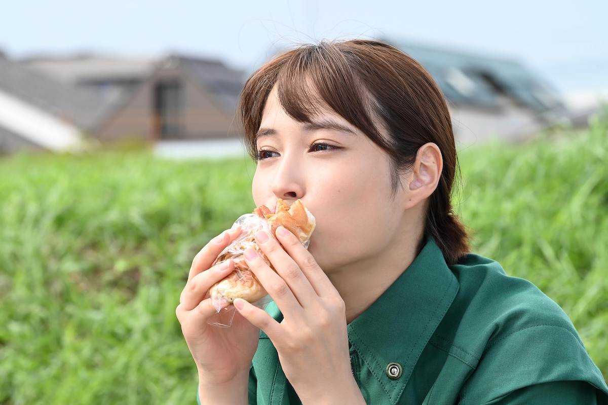 焼きそばパンに焼き鳥も 失恋めし 広瀬アリスが 失恋めし を頬張る場面写真公開 Real Sound リアルサウンド 映画部