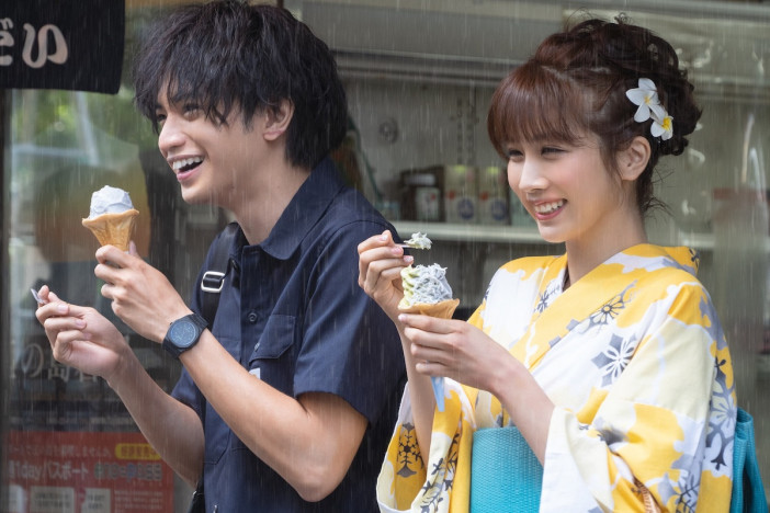 中島健人と松本穂香が夏祭りでアイスを食べる　『桜のような僕の恋人』デート写真公開