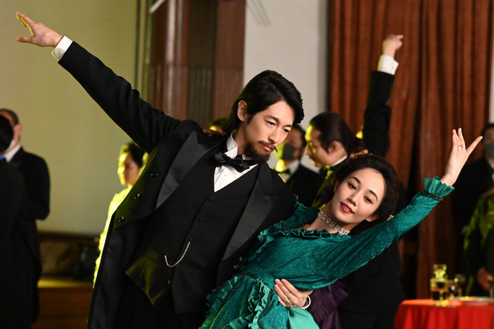 ディーン・フジオカ、『津田梅子』で華麗なダンス披露　田中圭は撮影前夜眠れなかった？