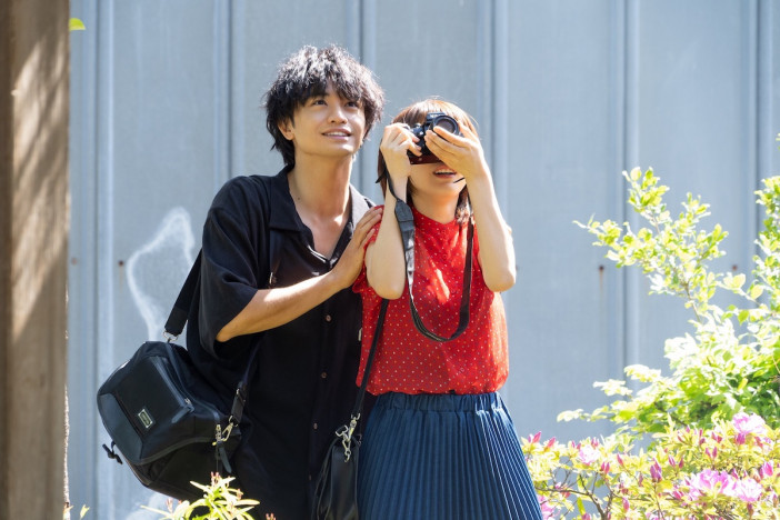 中島健人が松本穂香にカメラを教える『桜のような僕の恋人』新場面写真　原作者との対談も