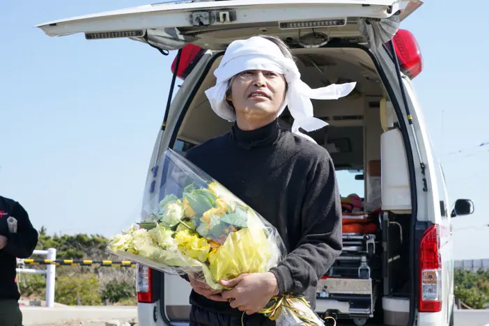 成田凌「本当に幸せ者」 絆深めた松岡昌宏、森七菜、桐山照史らと『逃亡医F』オールアップ｜Real Sound｜リアルサウンド 映画部