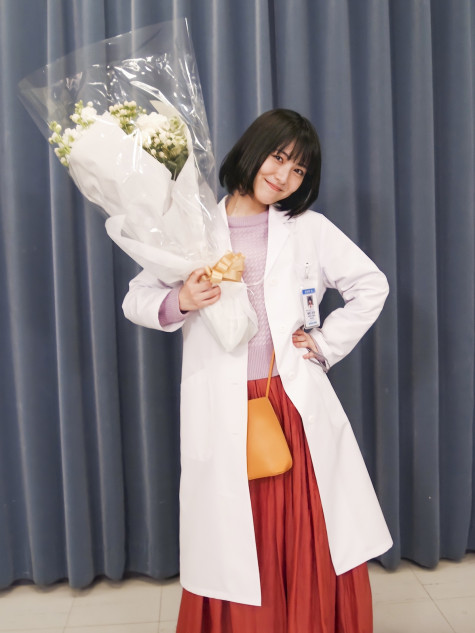 浜辺美波、『ドクターホワイト』クランクアップ 「本当に感謝の気持ち