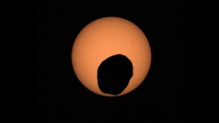 NASAが「火星で起きる日食」のいままで撮影できなかった映像を公開