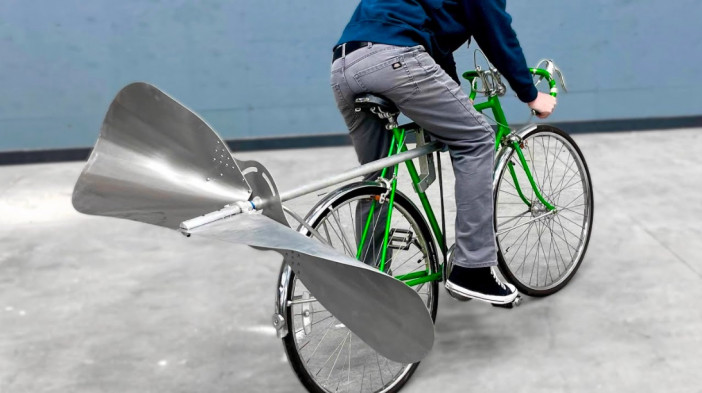 YouTuberが制作した巨大なプロペラ付き自転車　実際に漕ぐとどうなる？