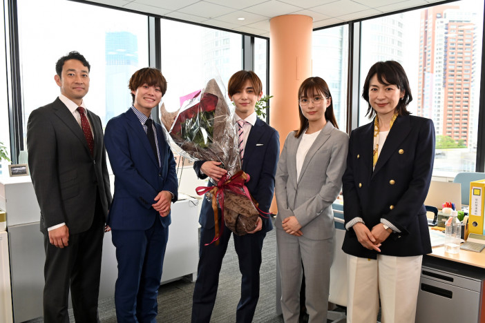 山田涼介29歳の誕生日に芳根京子がバラをプレゼント　「本当に素敵な現場だなと思います」