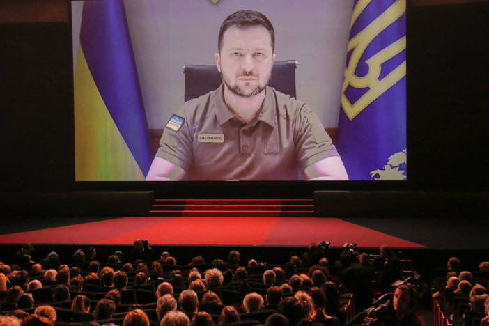 ウクライナのゼレンスキー大統領、カンヌ映画祭でスピーチ　「新たなチャップリンが必要」