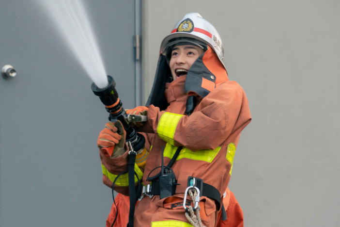 美 少年 浮所飛貴が元気いっぱいの消防士に　『モエカレはオレンジ色』新場面写真公開